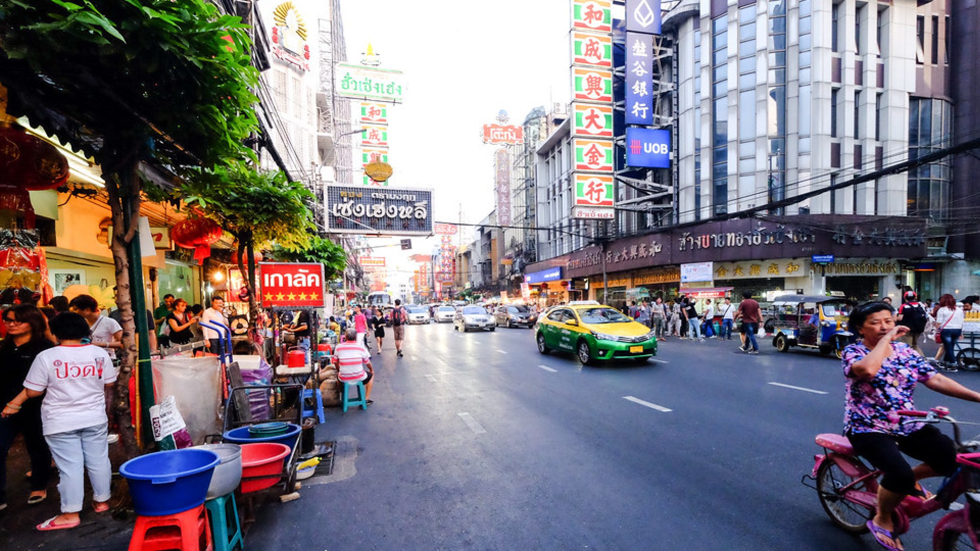 Едем в бангкок. Chinatown Бангкок. Yaowarat Road, Bangkok. China Town Бангкок улица. Yaowarat Street.