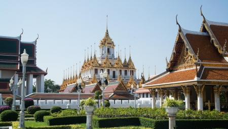 Храм Ват Ратчанаддарам (Wat Ratchanatdaram) и Лоха Прасат (Loha Prasat)