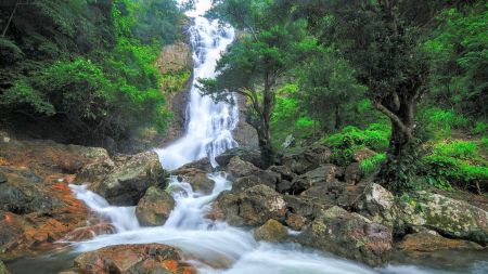 Увидеть многоуровневый водопад Сарика (Sarika Waterfall)