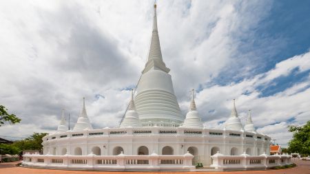 Увидеть белоснежный храм Ват Прайуравонгсават Воравихан (Wat Prayurawongsawat Worawihan)