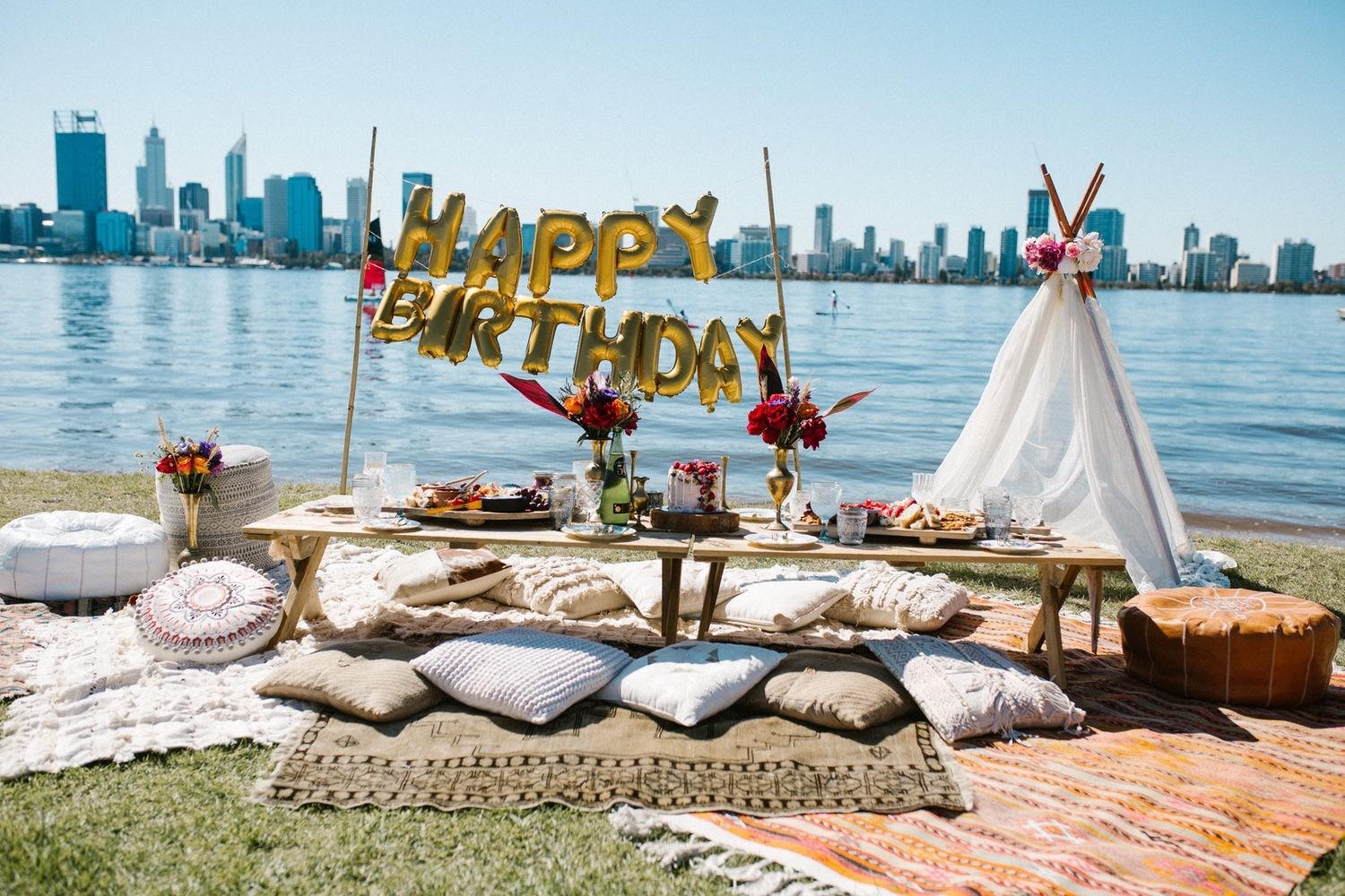 День рождение пикник. Места для празднования дня рождения. С днем рождения пляж. Пикник на море. Празднование дня рождения на природе.