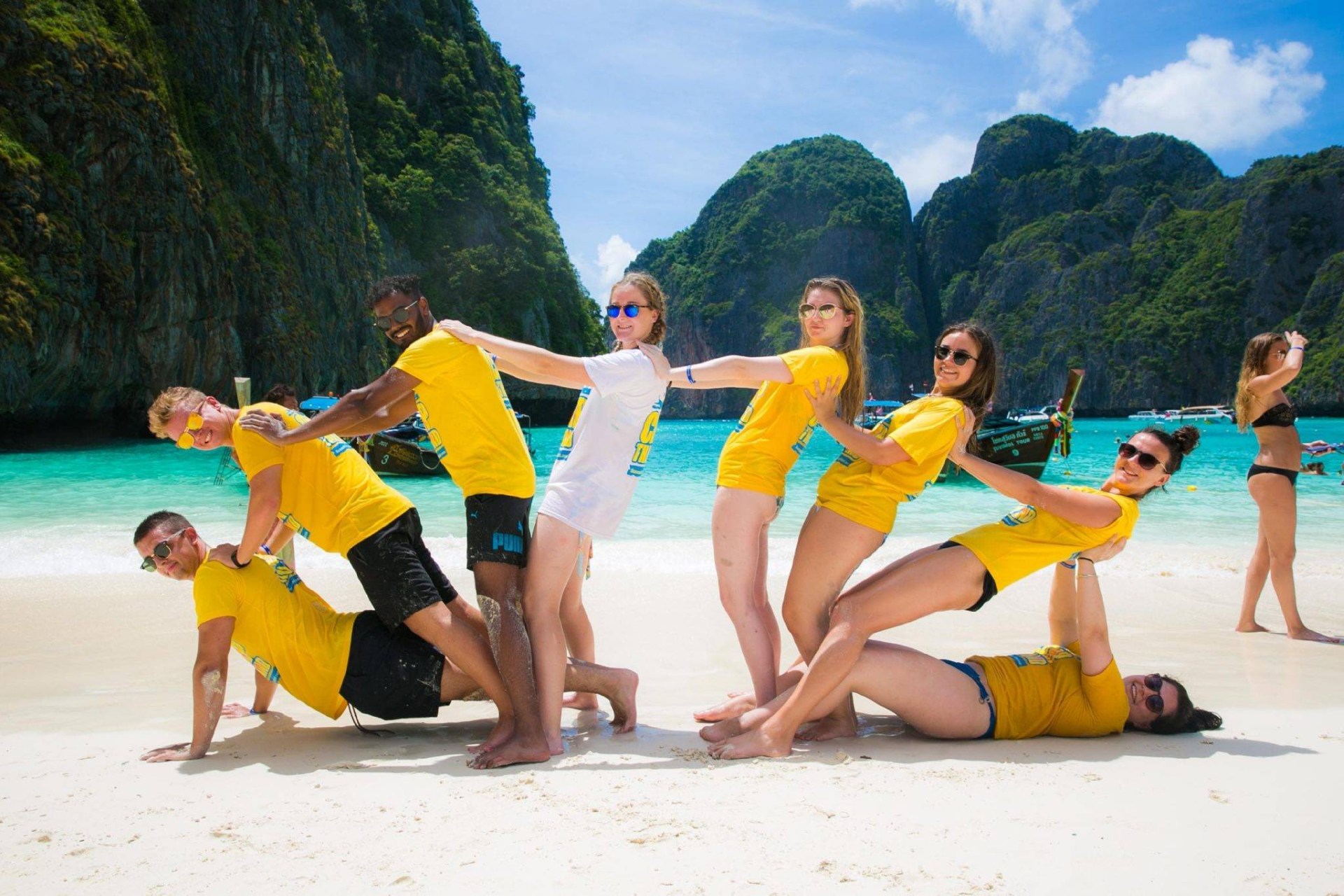 Тайланд в каком месяце лучше. Отпуск в Таиланде. Отдыхающие люди в Таиланде. Отдыхающие люди на пляже Тайланда. Таиланд радость.